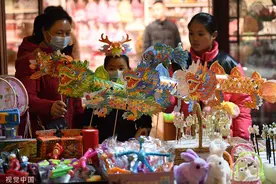 临沂：龙元素饰品俏销 引市民选购图片