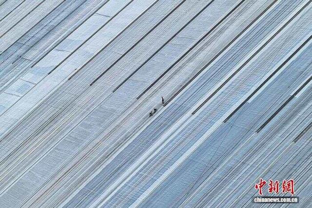 新疆大石峡筑坝记：戈壁起“重器” 绿电润万家