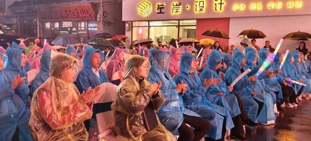 文旅搭台 招商唱戏丨安顺经开区西航办“马厂里”推介音乐会引客兴业