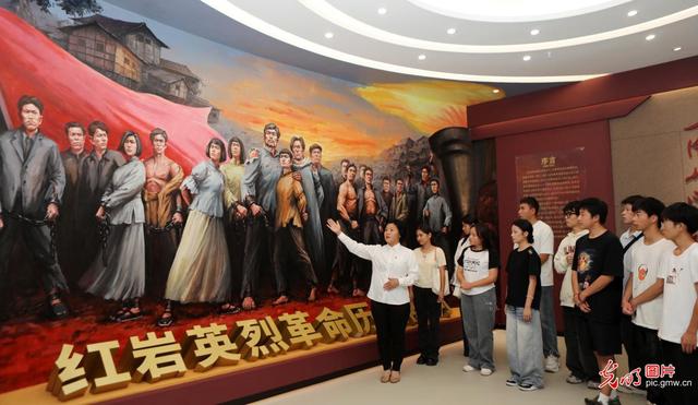 双节同庆忆峥嵘 红色旅游掀热潮