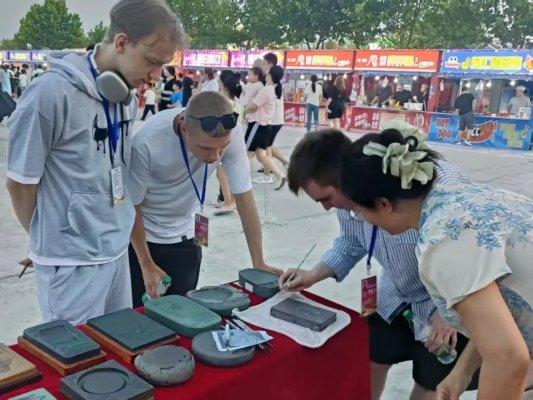 金沙滩啤酒城里的青岛西海岸文旅特色展区，吸睛无数！