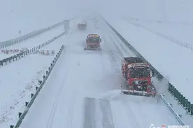 新疆交投养护集团在全疆范围全力清雪图片