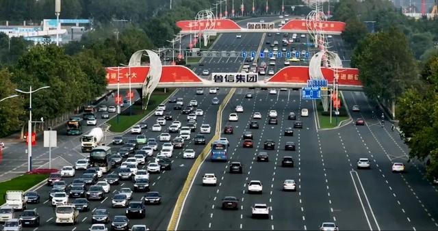 后来我走过了很多路，再没见过经十路那样的路