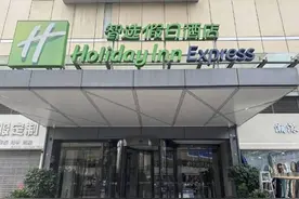 热闻|知名酒店标错价40元一晚被订上千单，消费者遭遇强制退单，网友吵翻图片