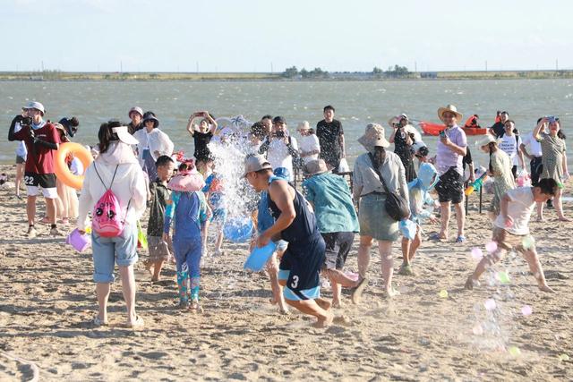 上万市民欢聚临海白沙湾景区，沙滩体育嘉年华上演夏日海滩狂欢