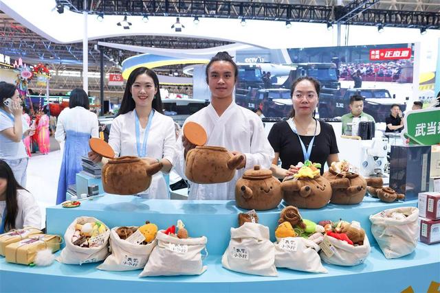 “猛士”车前打太极！中国文化旅游产业博览会十堰展区圈粉无数