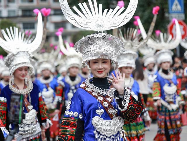 万名游客赴雷山过苗年