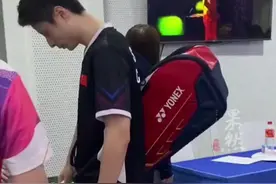 杭州亚运会羽毛球男单决赛，中国选手石宇奇出场，现场放起《我姓石》图片