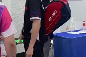 杭州亚运会羽毛球男单决赛，中国选手石宇奇出场，现场放起《我姓石》图片