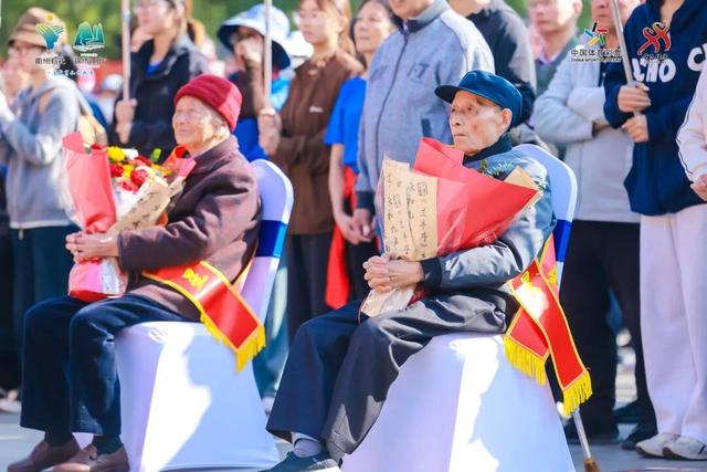 九九重阳，2000名银发族在江山登高赏秋