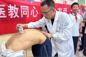 1个校区就发现76例学生脊柱侧弯，如何判断和改善？图片