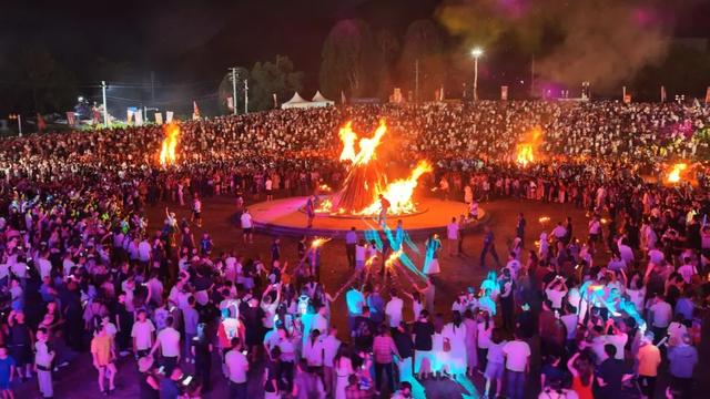 万人欢腾 星落人间 俄池格则星火狂欢