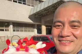 谭爷爷获邀看春晚，他抱着的“花花”来自淘宝店铺图片