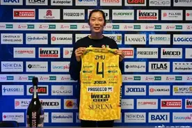 留洋第6年！朱婷亮相意大利科内利亚诺女排图片