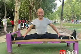 72岁大叔劈叉“一字马”，坚持努力的喜悦的笑容洋溢在脸上图片