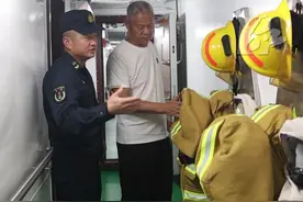 一等功臣老兵看到新装备，忍不住又拍又摸图片