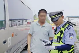 大型车辆长期占用高速公路快车道属违法行为，罚款记分！图片