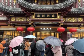 老铺黄金“炼金术”调查：排队黄牛、熟练工匠和被模仿的古法金图片