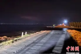 直击湖南华容洞庭湖大堤决堤：决口难堵间堤加固急图片