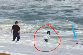 海南万宁母女游客被海浪卷走，长发白衣小哥冒险救回图片