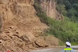 险！ 民警提前1分钟神预判山体滑坡图片