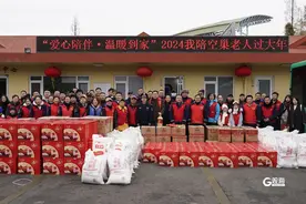 “爱心陪伴”又出发！携手“最美基层民警”马怀龙向空巢老人派送267份爱心年货图片