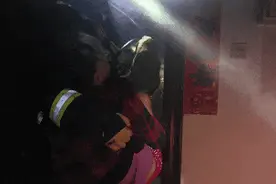 惊！“九旬老太”身陷火海，艾条成“罪魁祸首”？图片