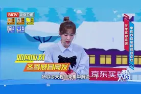 这么吃梨可能加重咳嗽！一个很灵的止咳点，就在你手上，5分钟见效~图片