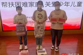 快开学了困难学子牵动人心，两位女生遇到困难，志愿者及时伸出温暖的手图片