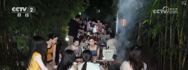 花样“夜”态燃动夏日夜游消费热力 玩法“上新”撬动“八小时外”经济新支点