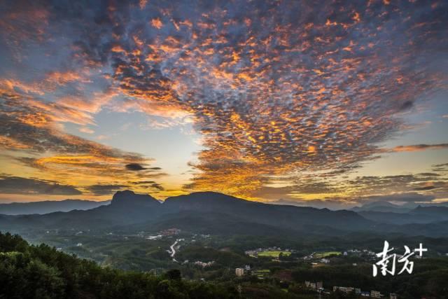 平远丹霞地貌现身《中国国家地理》，挑战“中国最美”