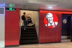 拖着行李爬20级台阶！北京西站候车旅客就餐有点难图片