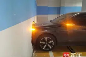撞个大洞！司机误将油门当成刹车，小轿车一头扎进墙里图片