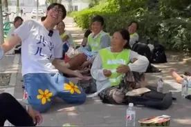 95后小伙与100名同龄人签订“在外互助父母计划条约”，代际互助应该有更多场景图片