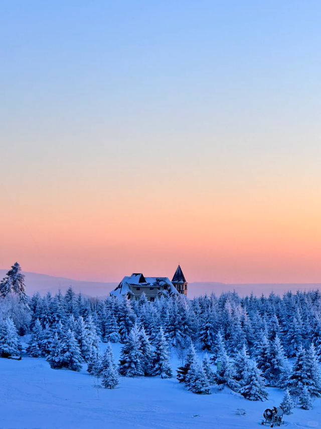 雪岭暮色，一场粉蓝交织的天际幻梦
