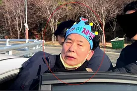 袭击李在明男子正面照曝光：戴粉丝皇冠，行刺前笑容满面图片