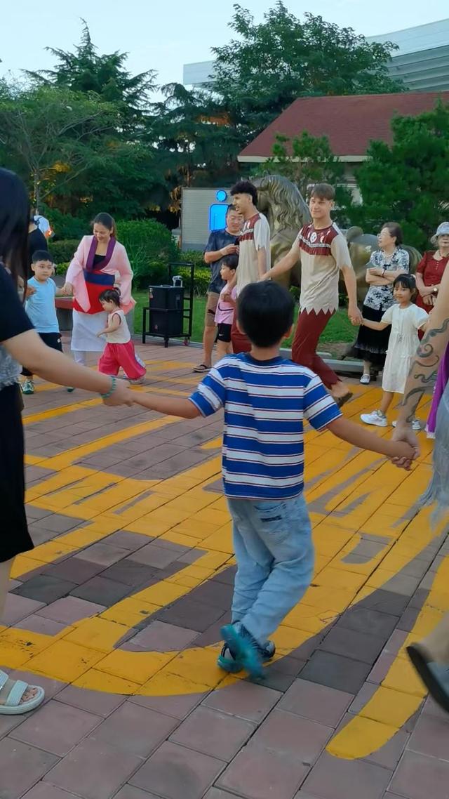不能喝啤酒也快乐，孩子们啤酒城里“嗨玩”
