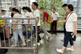 今晨大雨中，武汉地铁准时开班图片