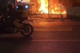 重庆中心城区一栋8层楼房深夜起火 现场目击者：餐饮店老板娘被烧伤图片