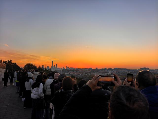 小雪节气限定浪漫！游人清晨登景山万春亭观美丽朝霞