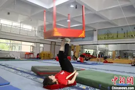 中国“杂技之乡”的洋学生：让杂技成为身体一部分图片