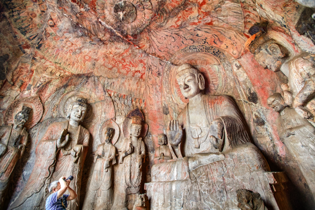 “一生总要去一次龙门石窟”