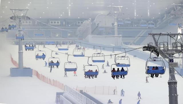 国庆中秋假期，前海冰雪世界迎来市民滑雪热