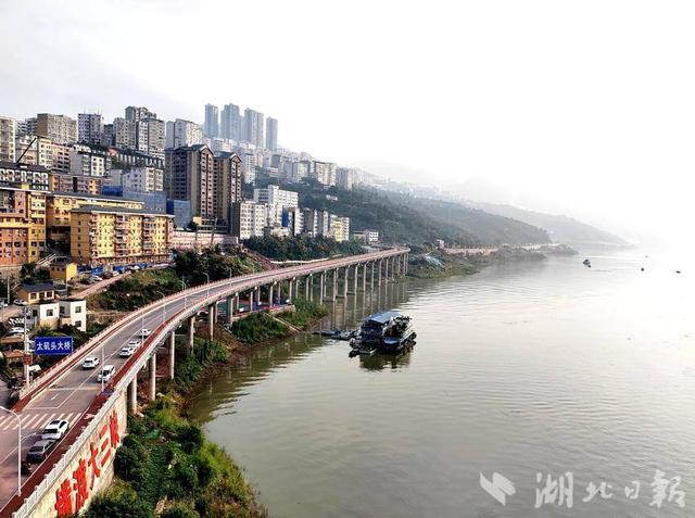 巴东：官渡口镇太矶头大桥化身“水上公路”奇观