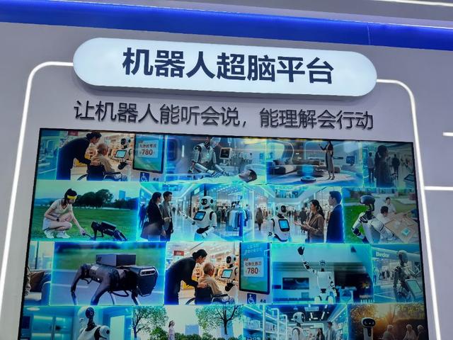 人挤人挤机器人！“赛博牛马”整活儿大赏，逛遍WRC，亮点实录