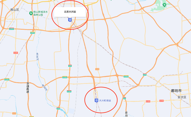 北京这两座火车站相距不足百米，网友：千万别走错！