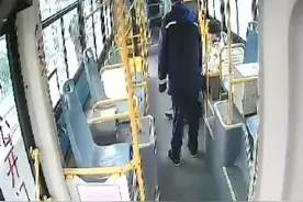 高中生情绪低落，公交司机一起开导助其安全回家图片