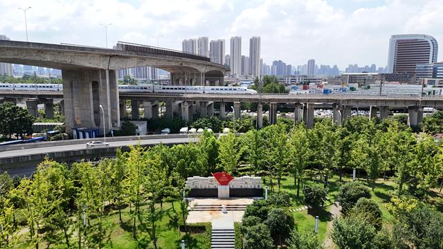 铁路桥下尽享绿景，硚口新增一座“普法公园”