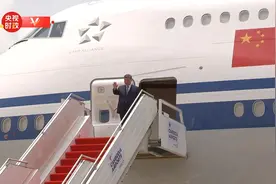 独家视频丨习近平步出舱门 柬埔寨国王西哈莫尼热情迎接视频封面