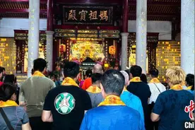 （八闽千姿）一尊千年黑面妈祖像，牵出两岸“乌石妈祖情”图片